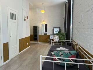 Гостиница Soul Kitchen Hostel Санкт-Петербург Комната стандарт с 1 двуспальной кроватью и 1 односпальной кроватью-2