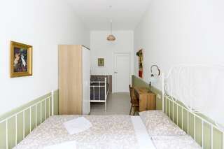 Гостиница Soul Kitchen Hostel Санкт-Петербург Комната стандарт с 1 двуспальной кроватью и 1 односпальной кроватью-7