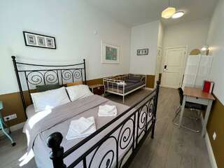 Гостиница Soul Kitchen Hostel Санкт-Петербург Комната стандарт с 1 двуспальной кроватью и 1 односпальной кроватью-10