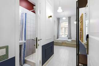 Гостиница Soul Kitchen Hostel Санкт-Петербург Комната стандарт с 1 двуспальной кроватью и 1 односпальной кроватью-15