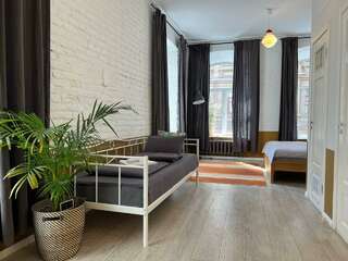 Гостиница Soul Kitchen Hostel Санкт-Петербург Комната стандарт с 1 двуспальной кроватью и 1 односпальной кроватью-3