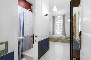 Гостиница Soul Kitchen Hostel Санкт-Петербург Комната стандарт с 1 двуспальной кроватью и 1 односпальной кроватью-19