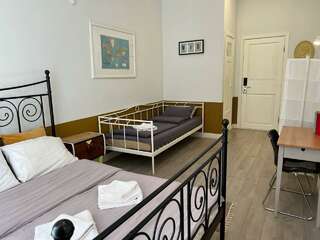 Гостиница Soul Kitchen Hostel Санкт-Петербург Комната стандарт с 1 двуспальной кроватью и 1 односпальной кроватью-9