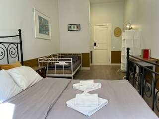 Гостиница Soul Kitchen Hostel Санкт-Петербург Комната стандарт с 1 двуспальной кроватью и 1 односпальной кроватью-11