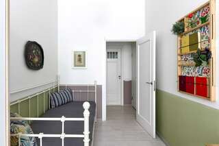 Гостиница Soul Kitchen Hostel Санкт-Петербург Комната стандарт с 1 двуспальной кроватью и 1 односпальной кроватью-5