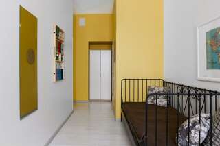 Гостиница Soul Kitchen Hostel Санкт-Петербург Комната стандарт с 1 двуспальной кроватью и 1 односпальной кроватью-21