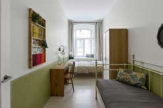 Гостиница Soul Kitchen Hostel Санкт-Петербург Комната стандарт с 1 двуспальной кроватью и 1 односпальной кроватью-6