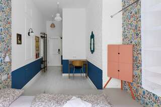 Гостиница Soul Kitchen Hostel Санкт-Петербург Комната стандарт с 1 двуспальной кроватью и 1 односпальной кроватью-17